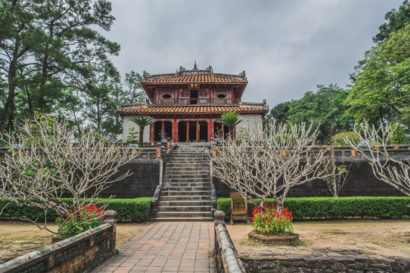 Hue<br /><small style="display:block; font-size:15px;line-height:1.4;">Once Vietnam's imperial capital, Hue is steeped in history with its Citadel, royal tombs, and Perfume River cruises.</small>