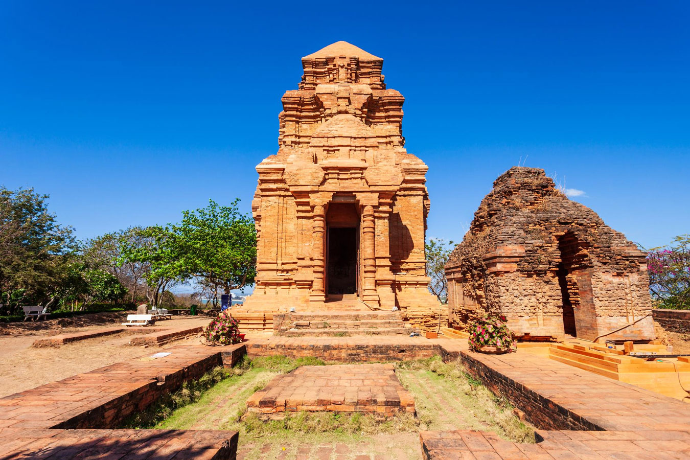 Siem Reap<br /><small style="display:block; font-size:15px;line-height:1.4;">Home to the magnificent Angkor Wat temple complex, Siem Reap is a gateway to Cambodia's rich history and Khmer culture.</small>